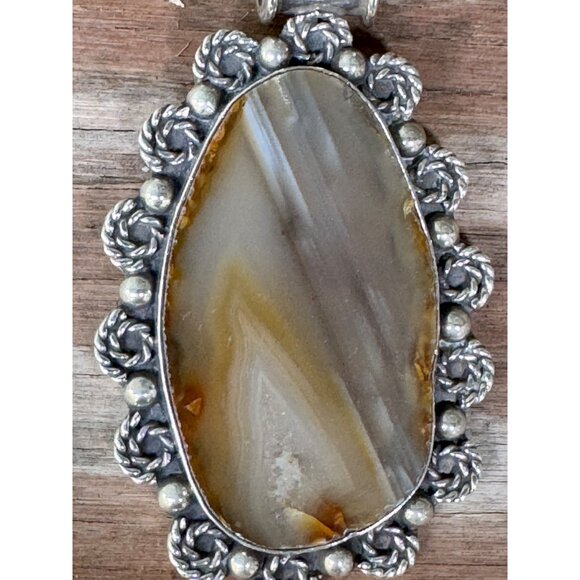 Vintage Silver & Agate Oval Pendant With Intricate Floral Design 29.04g - Picture 2 of 8